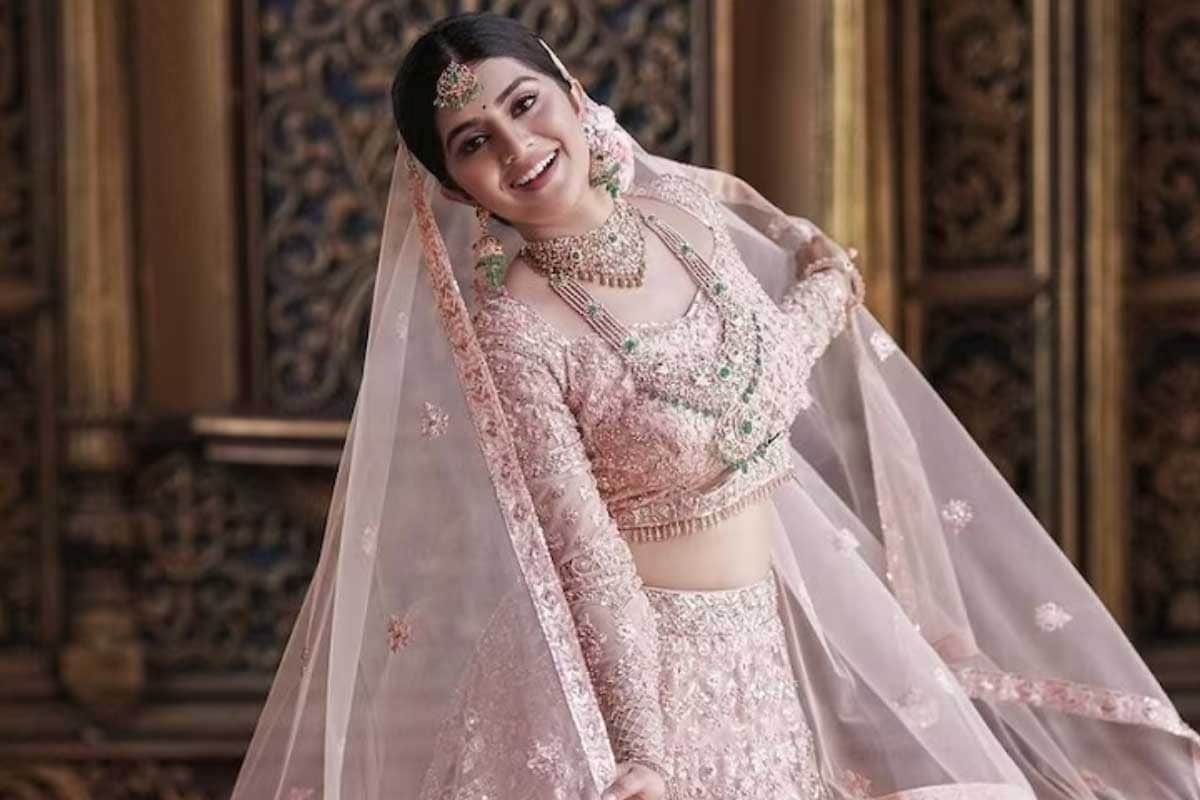 Bride Chose A Baby Pink Hued Lehenga And Styled It With 'Kundan' Jewellery  To Add A Pop Of Colour | Bride, Wedding outfit, Intimate wedding ceremony