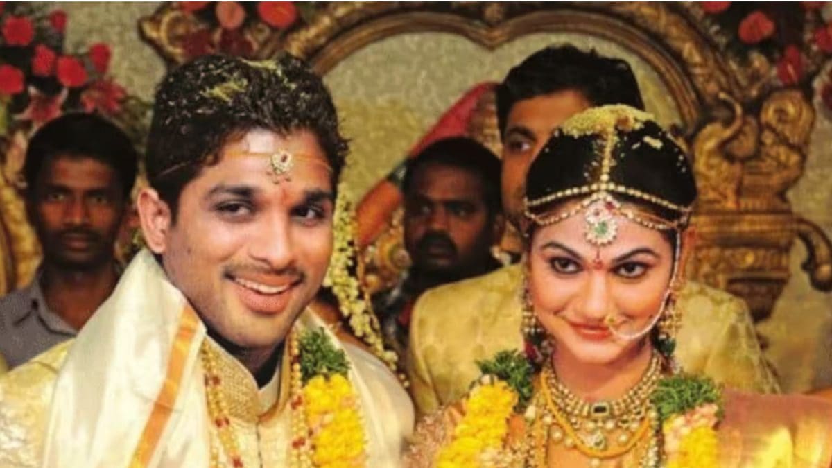 Allu Arjun Blushes As He Steals Glimpses Of Wife Sneha Reddy At ...