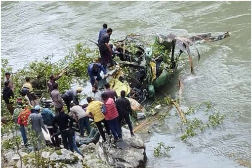 இந்த விபத்தில் ராணுவ ஹெலிகாப்டர் கிஷ்த்வாரின் மர்வாவில் உள்ள மருசுதார் ஆற்றில் அடித்துச் செல்லப்பட்டது.  (புகைப்படம்: நியூஸ்18)