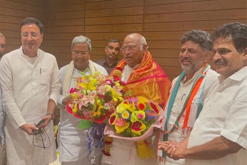 Photo of DK Shivakumar and Siddaramaiah with other Congress leaders during a crucial meeting after massive victory in the Karnataka election results. (Image: special arrangement)