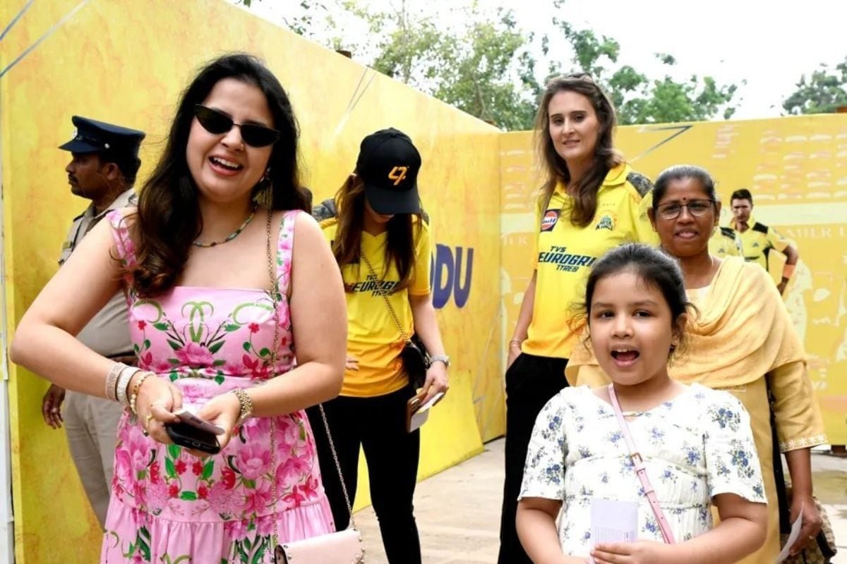 CSK vs MI, IPL 2023: Sakshi Dhoni and Daughter Ziva Turn up to Watch MS Dhoni at The Den