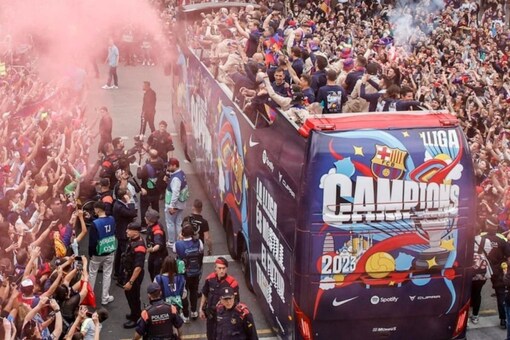 Barcelona Fans Rejoice as Men's, Women's Teams Celebrate Titles With Parade  Through City