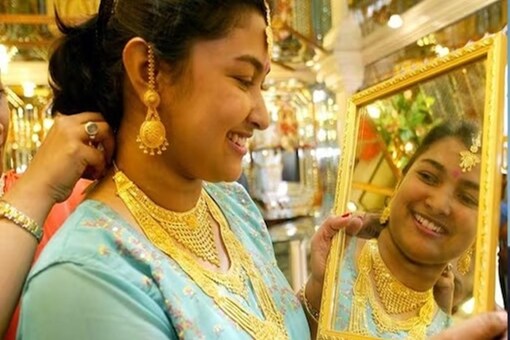 Gold rate today: In Chennai, the retail price for 10 grams of 22-carat gold is Rs 56,600. (Representative image)