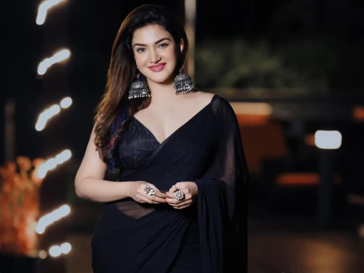 1200px x 900px - Actress Honey Rose Looks Stunning In This Black Chiffon Saree, See Pics -  News18