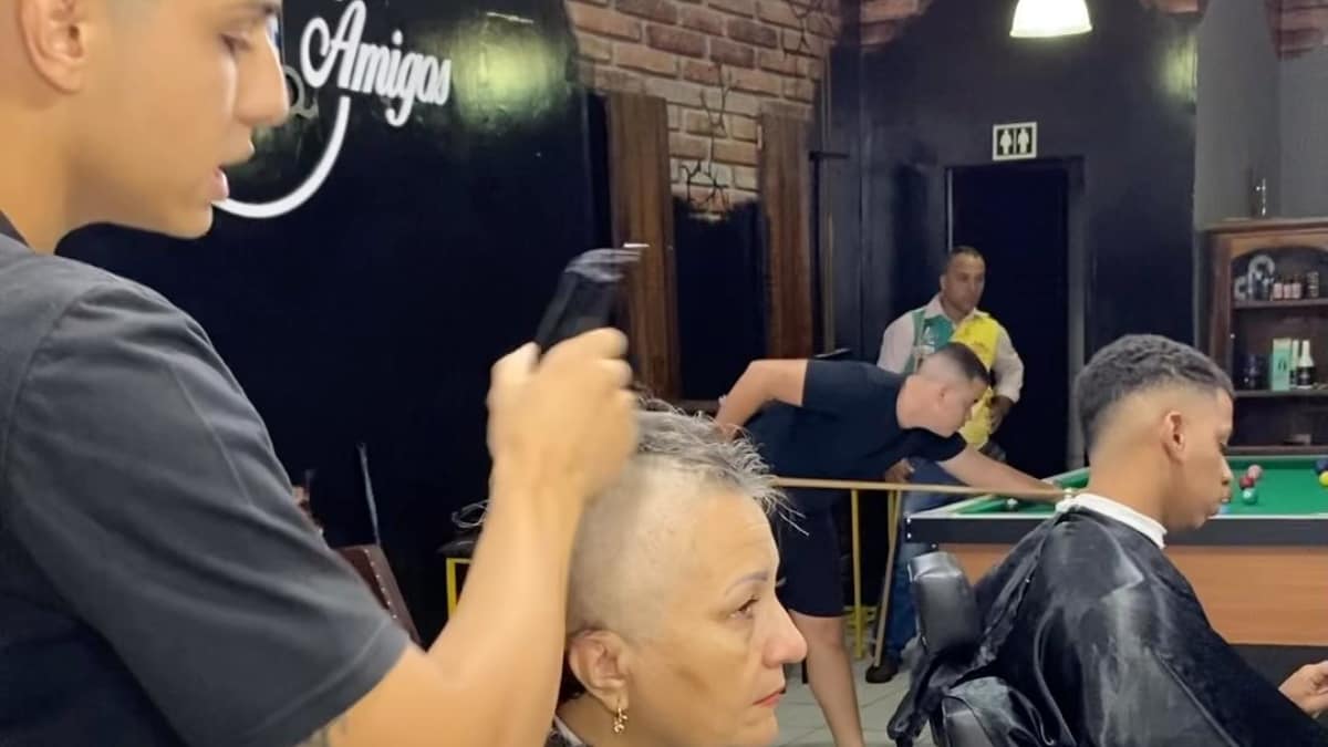 Barber Shaves His Head in Solidarity With Mother Fighting Cancer