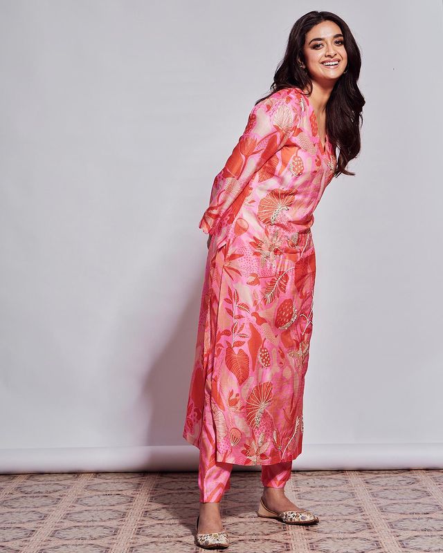 Keerthy Suresh looks pretty in a pink kurta and pants set. The traditional juttis complete her ensemble well.