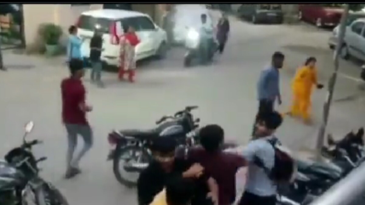 Watch: Parking Space Disagreement Turns Into A Full-Blown Fight In Ghaziabad - Vimarsana News