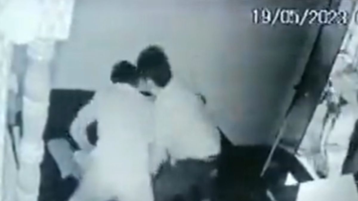 On Cam | Security Guard Gets Brutally Assaulted by Two Men Over Parking Dispute in Noida Society - Vimarsana News