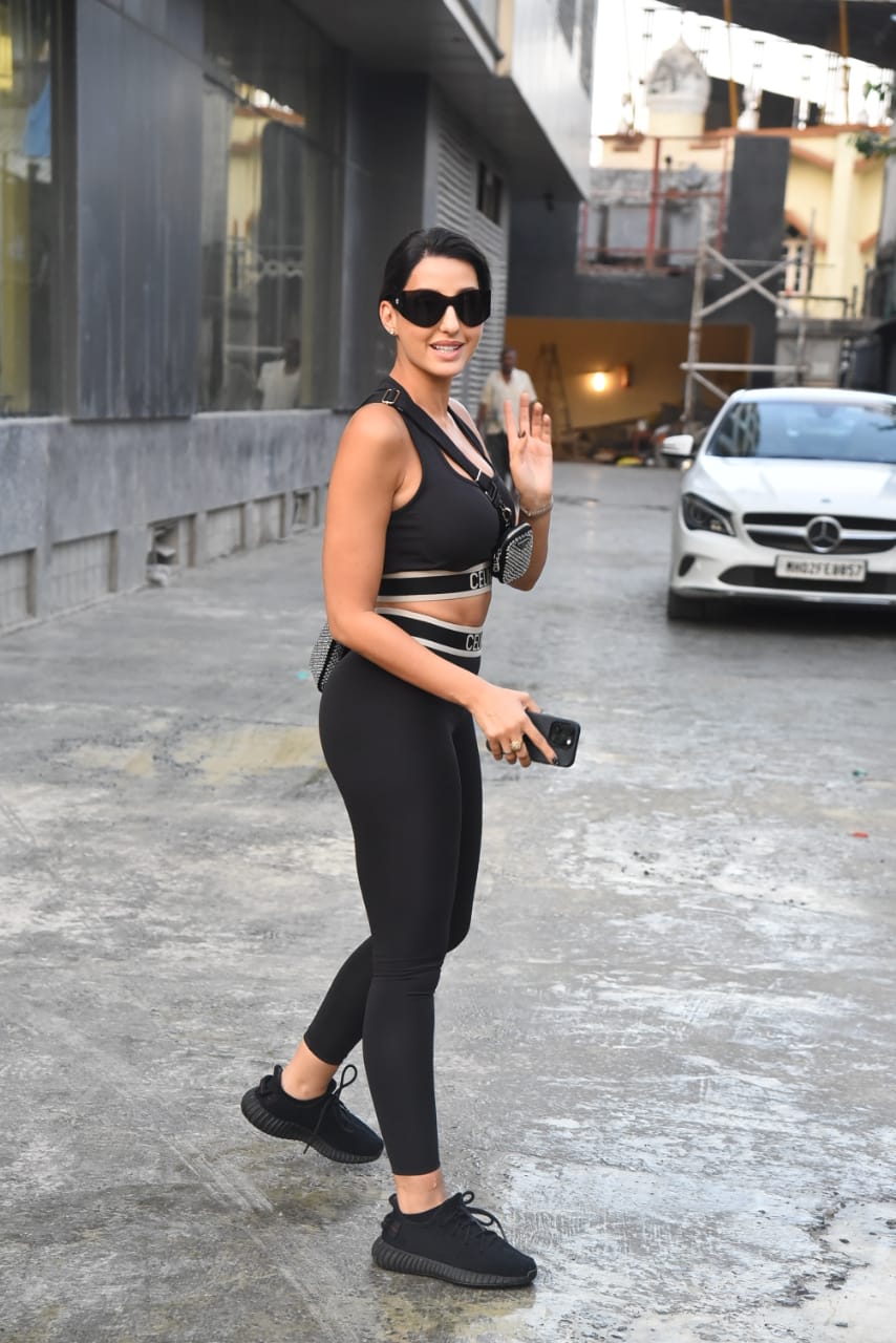 HOT! Nora Fatehi Sports Black Activewear and Pictures Scream 'Haye ...