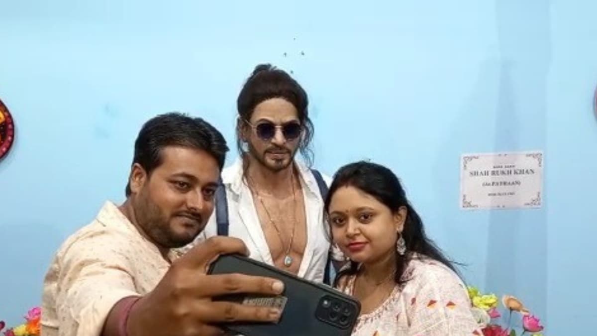 Shah Rukh Khan's 'Pathaan' Gets Wax Statue in West Bengal Museum, Fans Queue For Selfies - Vimarsana News