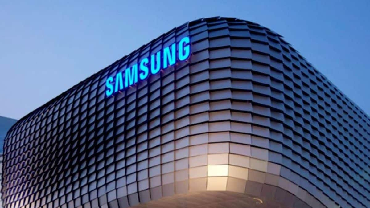 Samsung Employees Banned From Using ChatGPT On Office Devices, Networks