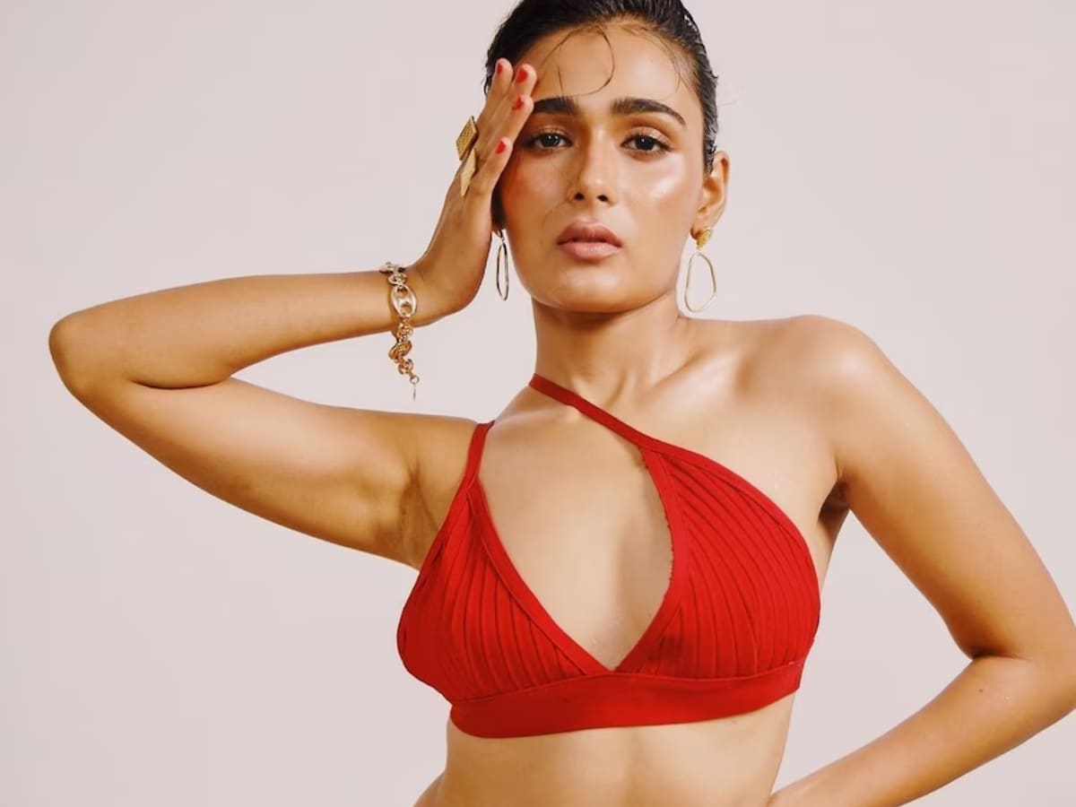 1200px x 900px - Shalini Pandey's Red Co-ord Set Is Her Signal To The Fashion World - News18