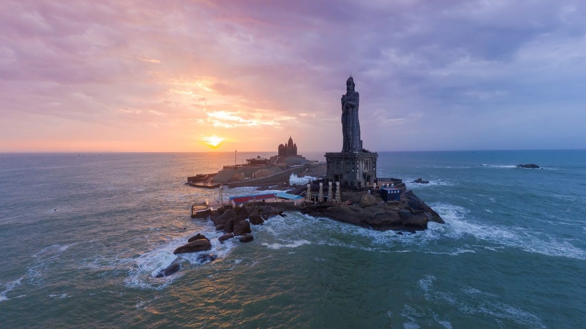 The Thiruvalluvar Statue, or the Valluvar Statue, is a 133-feet tall stone  sculpture of the Tamil poet and philosopher Valluvar, author of… | 자연