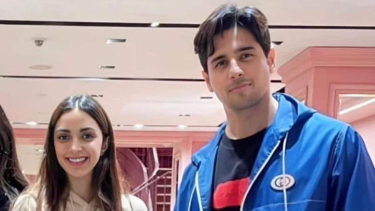 Kiara Advani and Sidharth Malhotra Holiday Photo From Japan LEAKS Online, Couple Pose With Fans