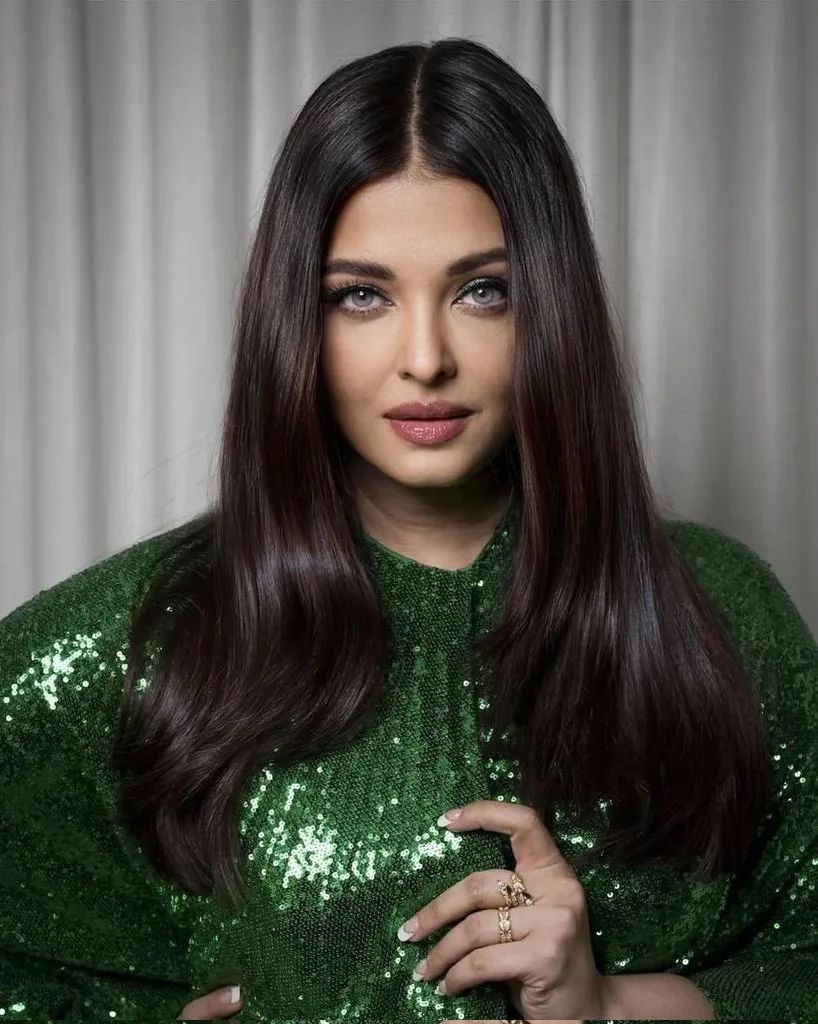 818px x 1024px - Cannes 2023: Aishwarya Rai Bachchan Sparkles in an Emerald Green Sequinned  Cape Dress; See First Look - News18