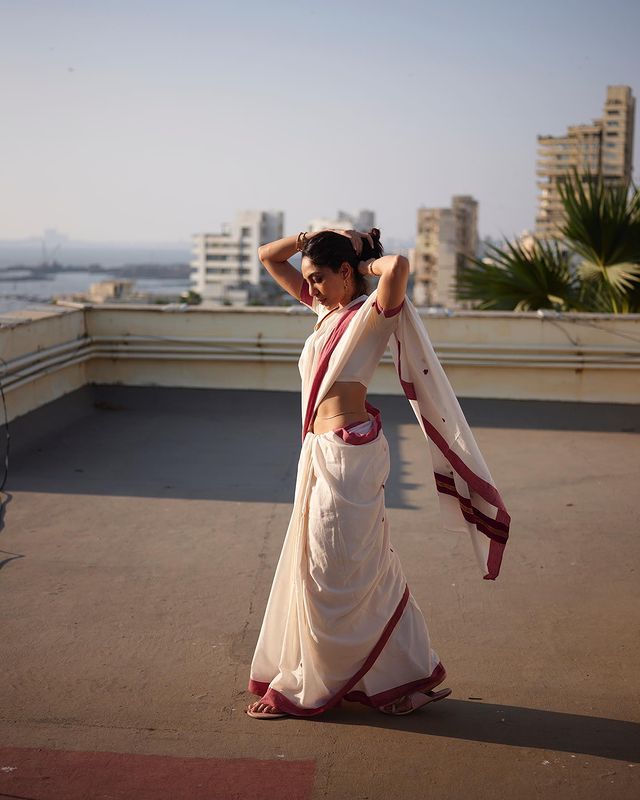 Sobhita Dhulipala paints an elegant picture in her latest photoshoot atop her terrace. Dressed in a simple cotton white saree with red border, she looks beyond gorgeous. (Image: Instagram) Sobhita Dhulipala paints an elegant picture in her latest photoshoot atop her terrace. Dressed in a simple cotton white saree with red border, she looks beyond gorgeous.