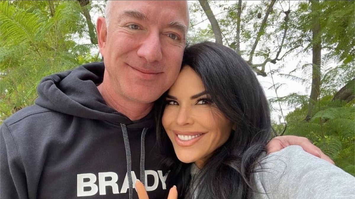 Jeff Bezos Gets Engaged To Girlfriend Lauren Sanchez Report News18 1591