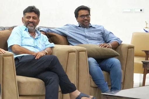 The Man Behind Congress' Victory : Sunil Kanugolu | Karnataka Assembly Election Results 90 Sunil Kanugolu (right) switched from the BJP to the Congress last year. (News18)