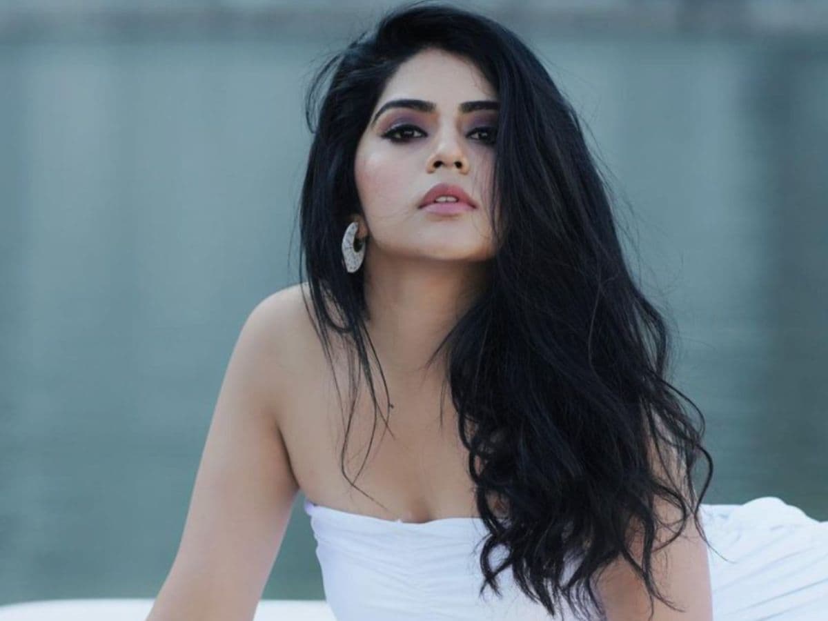 Actress Meghaa Shetty Looks Stunning In Strapless White Outfit, See Pics -  News18