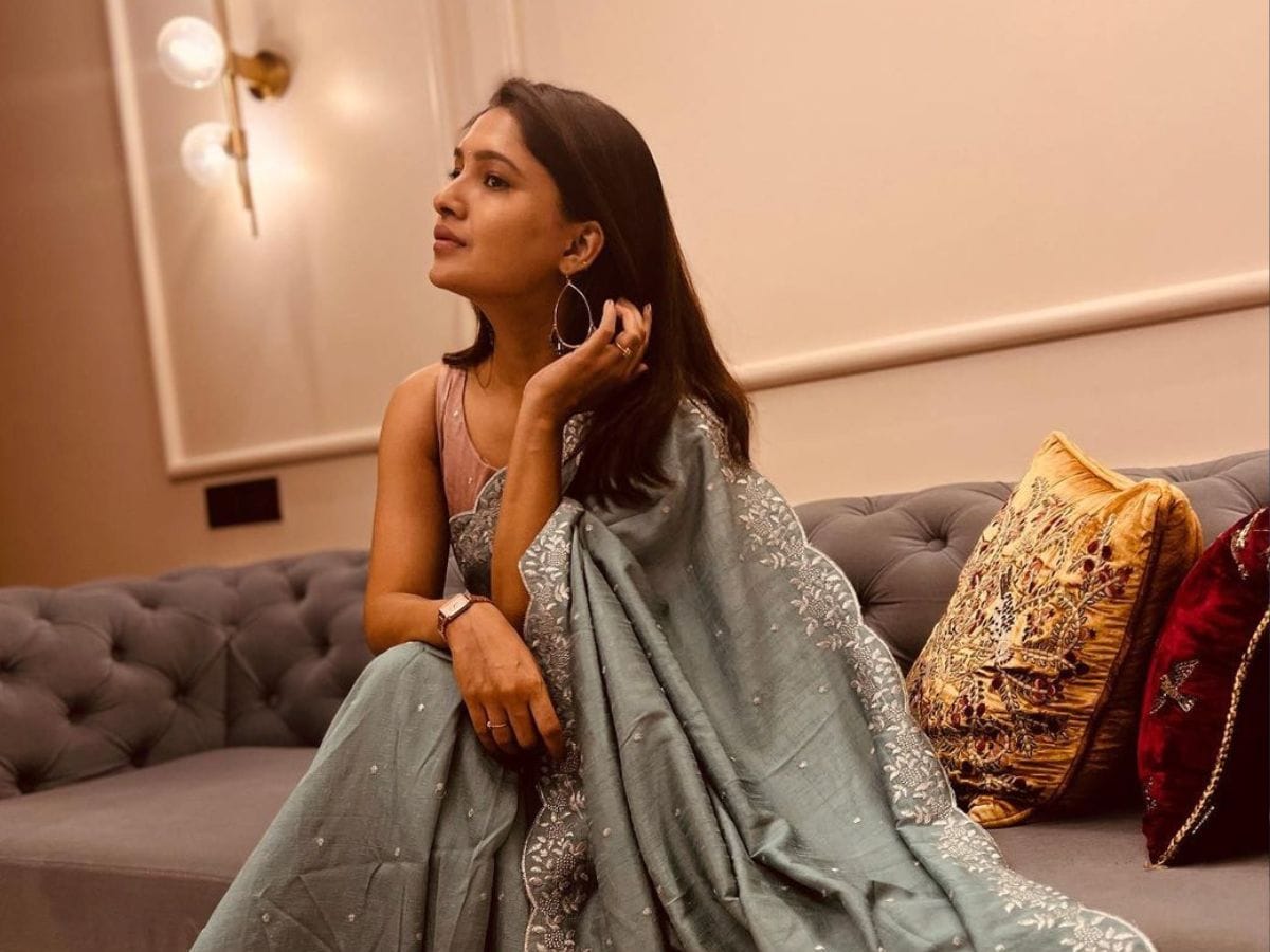 1200px x 900px - Tamil Actress Vani Bhojan Looks Stunning In Grey Silk Saree, See Pics -  News18
