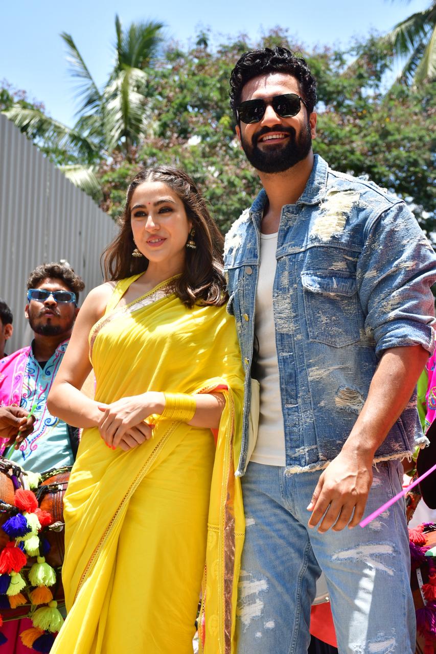 Sara Ali Khan Vicky Kaushal Dance On Dhol Beats Enjoy Auto Ride At