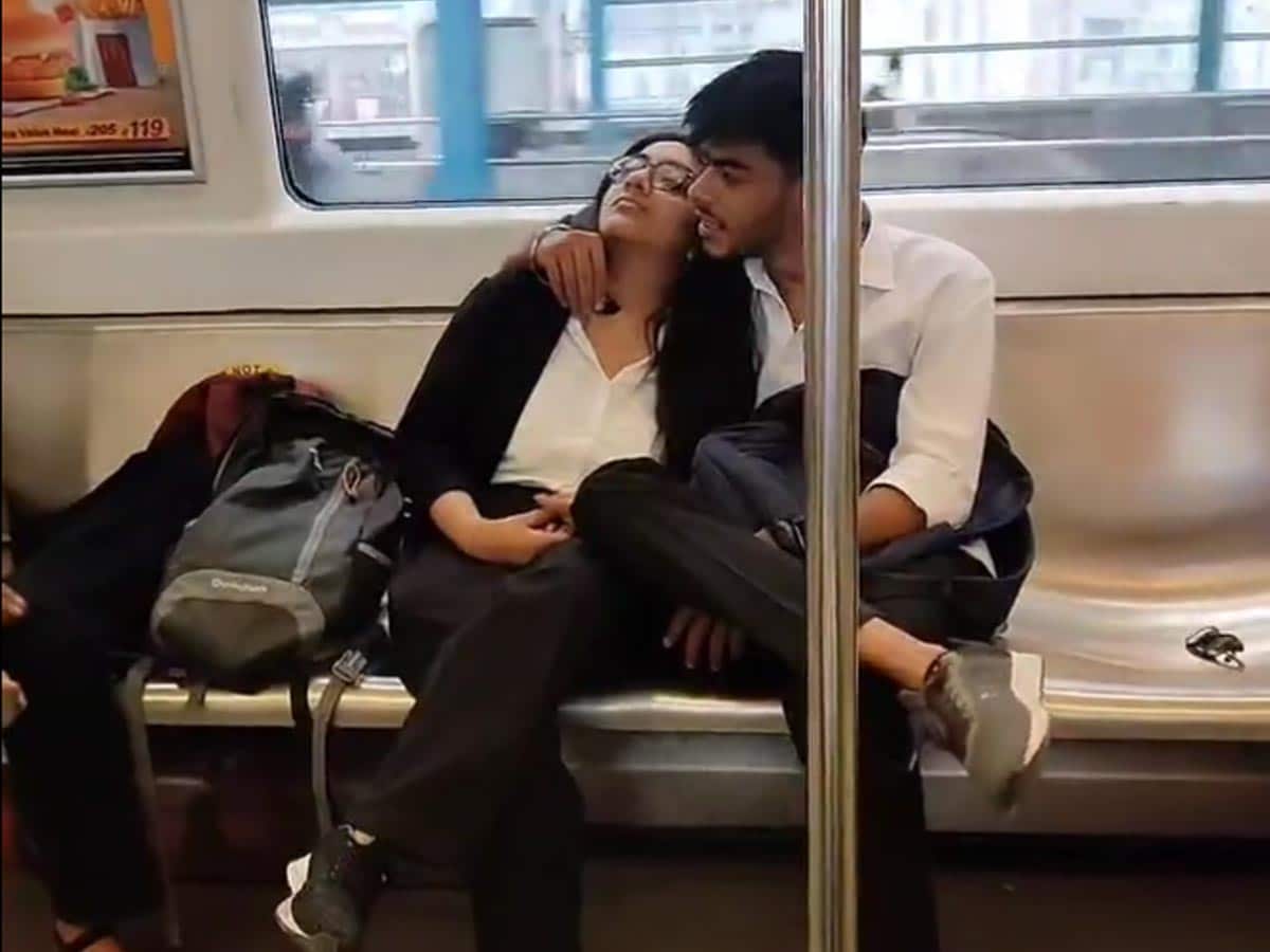 Viral Video Of Young Couple Inside Delhi Metro Has Everyone Talking - News18