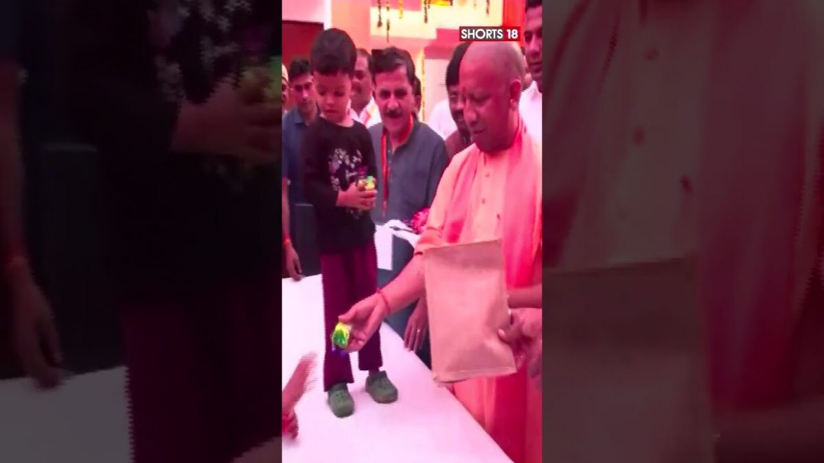 UP News Today | UP CM Yogi Adityanath Hands Over Keys Of Flats On Land ...