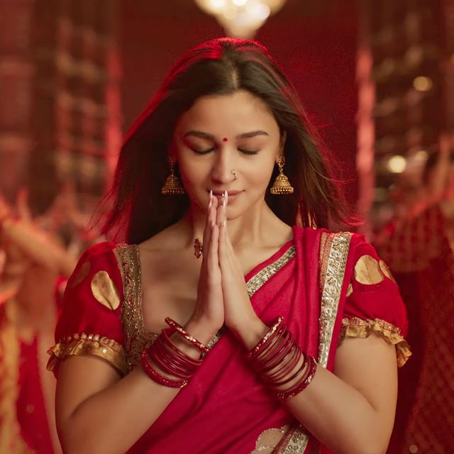 Alia Bhatt in this vibrant red saree is giving glimpses of Madhuri Dixit and Aishwarya Rai Bachchan in Devdas. After all, she is playing a Bengali girl in the Karan Johar-directed film.