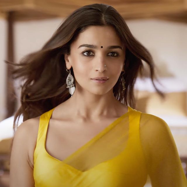 Alia Bhatt wearing this yellow chiffon saree is making us nostalgic for Raveena Tandon in Tip Tip Barsa Paani. The black bindi and silver earrings add to her appeal. 