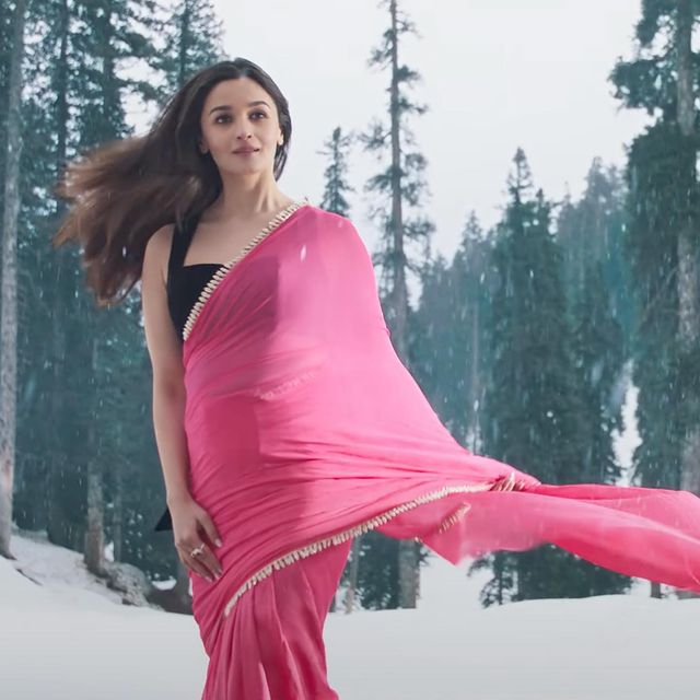 Alia Bhatt as Rani Chatterjee looks mesmerising in this pink chiffon saree. It is reminiscent of several old-school Hindi films, where the heroine is saree-clad against snowy mountains. 
