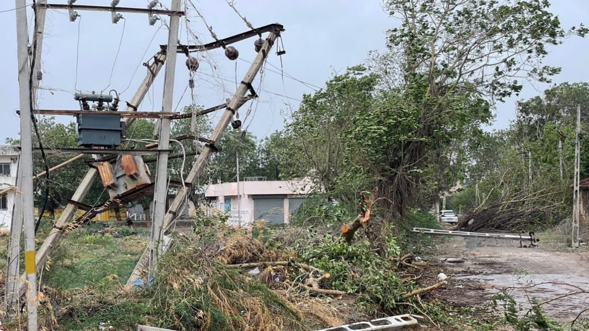 Cyclone Biparjoy: High Tides Hit Gujarat Coastal Areas As Storm Makes Landfall; Wind Speed to Weaken by Midnight