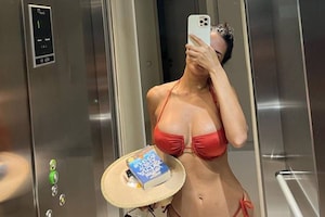 Esha Gupta Looks Uber Hot In Bikini-clad Mirror Selfie, Check Out Her Hottest And Sexiest Bikini Pictures