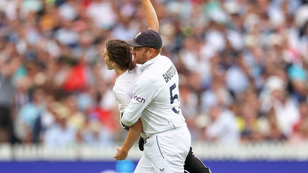 ENG vs AUS: Jonny Bairstow Carries Pitch Invader After Second Ashes 2023 Test Disrupted by Oil Protesters