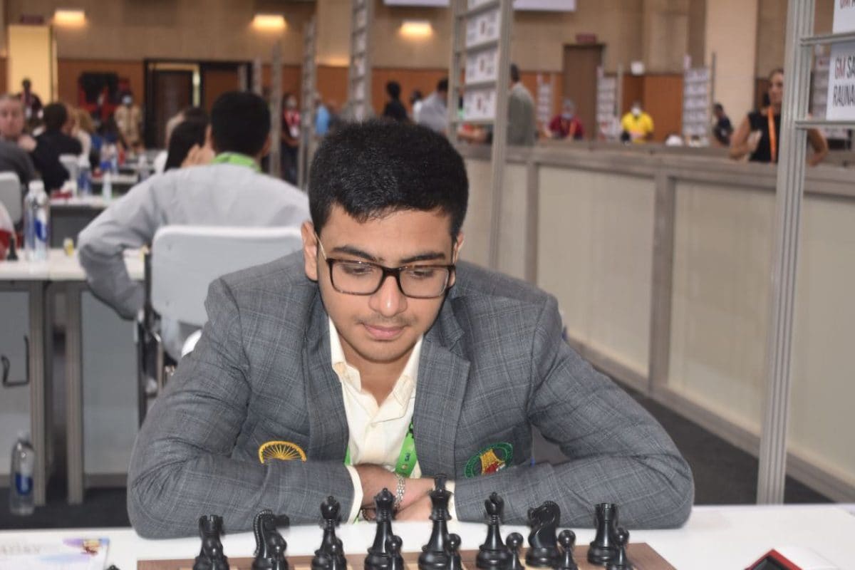 Global Chess League: Magnus Carlsen Beats Viswanathan Anand, Draws With Ian  Nepomniachtchi - News18