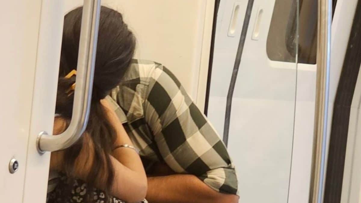 Image of Couple Kissing Inside Delhi Metro Goes Viral And People Want to 'Normalise' it