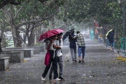 Heavy Rainfall Predicted in Kerala & Karnataka, Drizzles In Delhi, Mumbai; Bihar Faces Heatwave | IMD Forecast