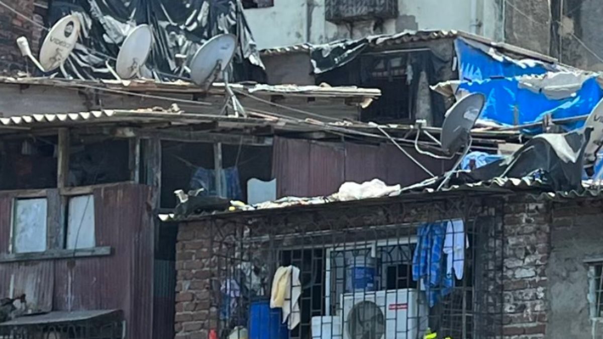 'Mumbai in Nutshell': Viral Pic Shows Air Conditioner in Makeshift Room Over a Huge Open Drain - Vimarsana News