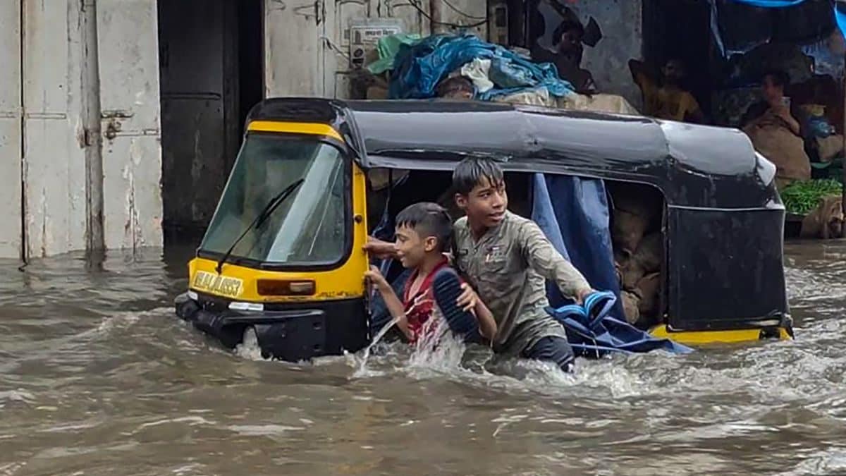 Mumbai Schools Shut Amid Heavy Rains, Trains Cancelled; Gujarat Districts Flooded | Updates – News18