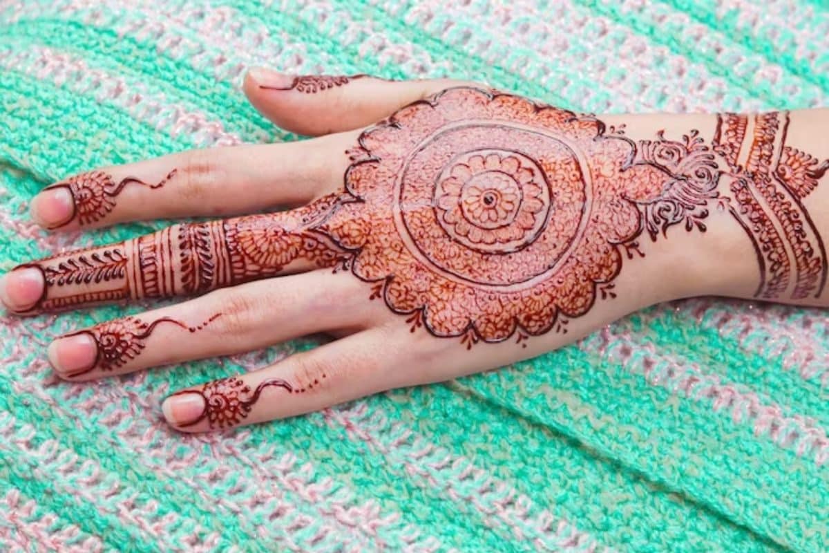 When the Mehndi stain is dark, does it mean the love is deeper? 💖” What is  your thought ? Comment n let me know 🤗❤️😊 ... | Instagram