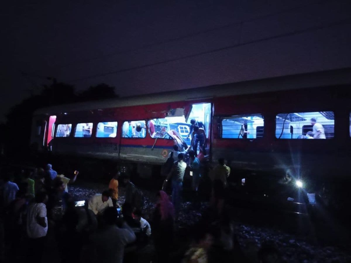 Odisha Train Tragedy: Prez Murmu, PM Modi Among Others Express Grief; Railway Min Says Rushing to Site