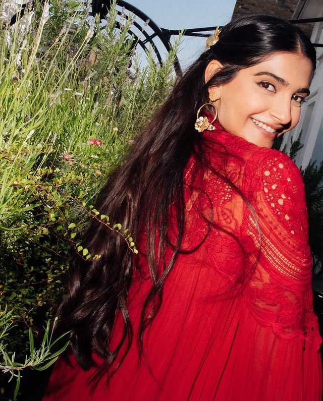 sonam kapoor birthday dress Wishing one of the evergreen, gorgeous, and most talented actresses Sonam Kapoor a very Happy Birthday! May this year bring you immense success, happiness, Smile and many memorable films ahead.