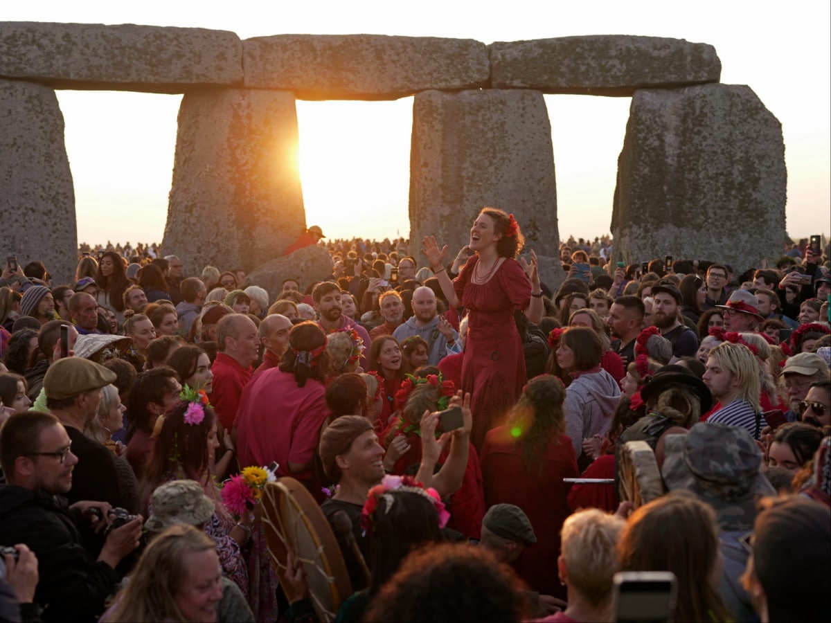 Pagans, Druids and Curious People Rush to Stonehenge on Summer Solstice -  News18