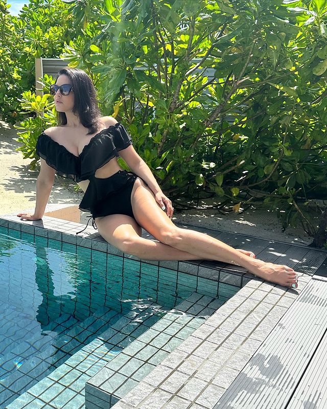 640px x 800px - Sunny Leone Makes Jaws Drop With Sensuous Photo In Black Monokini, Check  Out Her Hot And Sexy Swimwear Looks - News18
