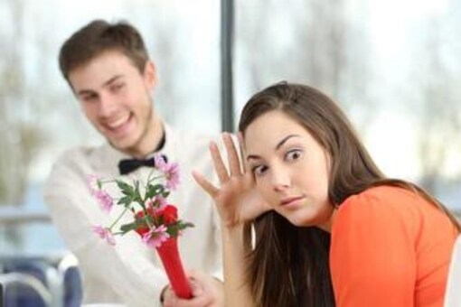 While getting into a relationship, it is crucial to recognise the green, red and beige flags that arise along your journey. (Image: Shutterstock)