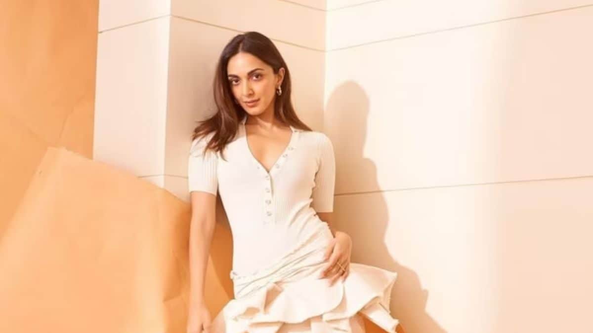 kiara advani mini dress Kiara Advani In Short Skirt At BFF's With Vogue Show