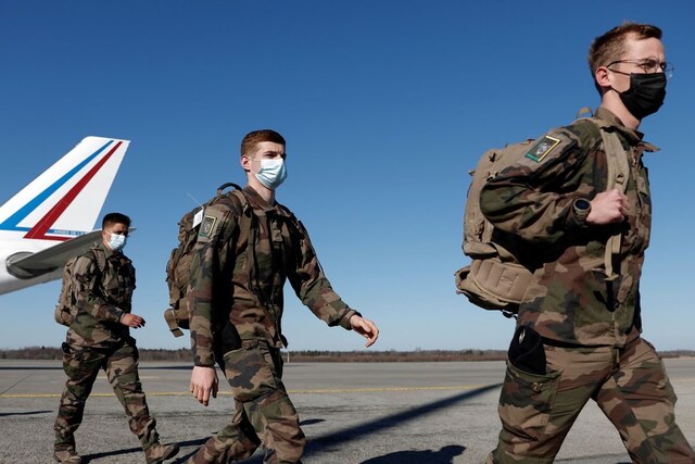 French soldiers from the 7th Battalion of Alpine Hunters leave a military plane that landed at Amari military airbase in Amari, Estonia, March 17, 2022. (Credits: Reuters)