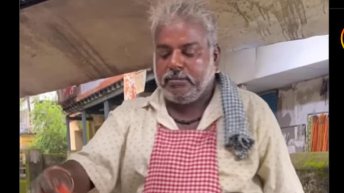 Love Dosa? This Vendor's Serving Style Inspired By Rajinikanth Will Blow Your Mind