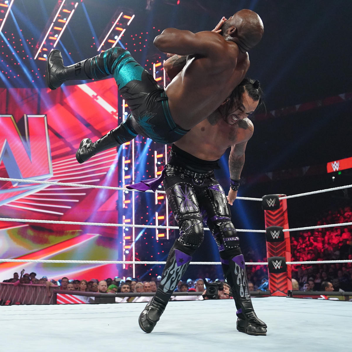 Damian Priest vs Apollo Crews