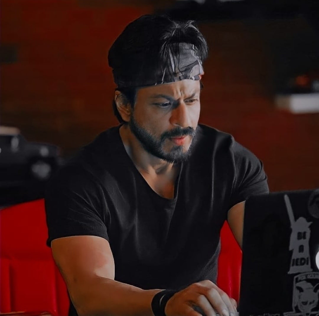 The Badshah is back! Shah Rukh Khan's long hair look is so HOT | The Times  of India