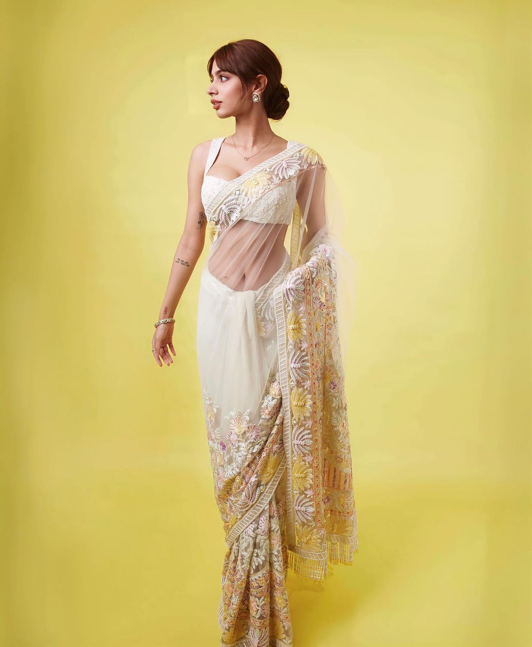  Can't take eyes off Khushi in this white supernet saree, with white and yellow embroider border. The bangs and bun hairstyle perfectly flaunts her facial features. (Image: Instagram) 